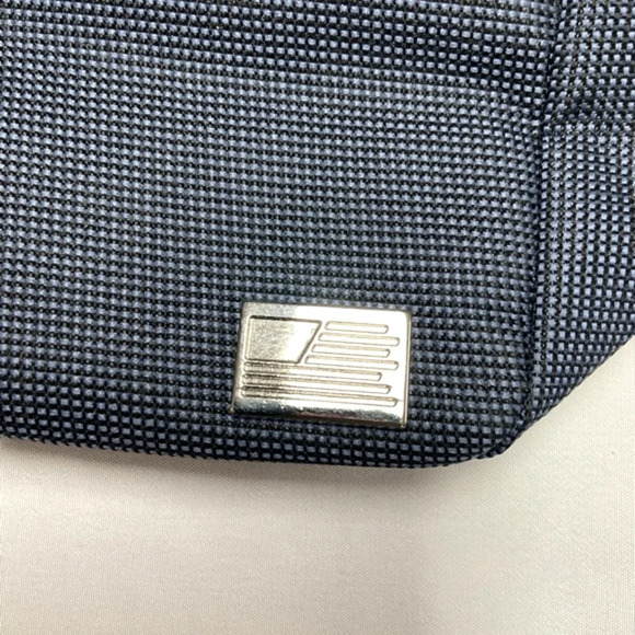 Travel Case with Waterproof  Lining ✈️🪒 - Picture 4 of 6